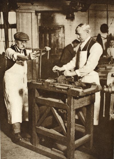 Zwei ältere Schlosser, die Schlüsselfässer schneiden, aus Wonderful London, veröffentlicht 1926-27 von English Photographer